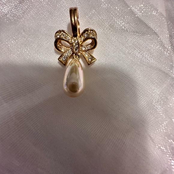 Elegant Vintage Peal Pendant with rhinestones - Picture 8 of 8